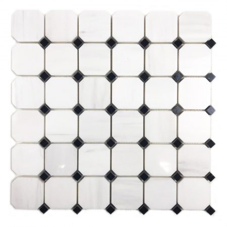 Mozaika marmurowa octagon z elementów ośmiokątnych z  białego marmuru glacier white i czarnych kwadracików z marmuru black silk, grubość 1 cm, wykończenie polerowane