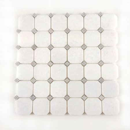 Mozaika marmurowa octagon z elementów ośmiokątnych z  białego marmuru bianco neve i szarych kwadracików z marmuru nordic grey, grubość 1 cm, wykończenie polerowane