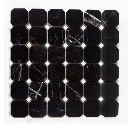 Mozaika marmurowa octagon z elementów ośmiokątnych z  czarnego marmuru black silki i białych kwadracików z marmuru glacier white, grubość 1 cm, wykończenie polerowane