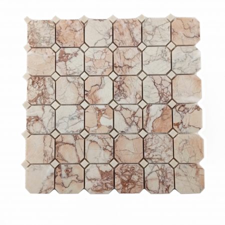 Mozaika marmurowa octagon z elementów ośmiokątnych z  różowego marmuru sakura i beżowych kwadracików z marmuru beige crystalino, grubość 1 cm, wykończenie polerowane